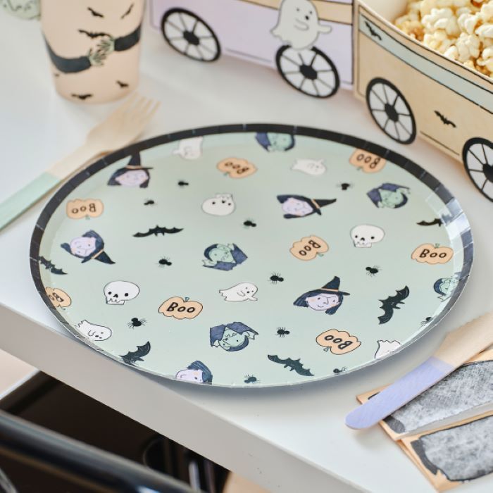 Paper plates featuring cozy Halloween designs 8x - Ø 22 cm