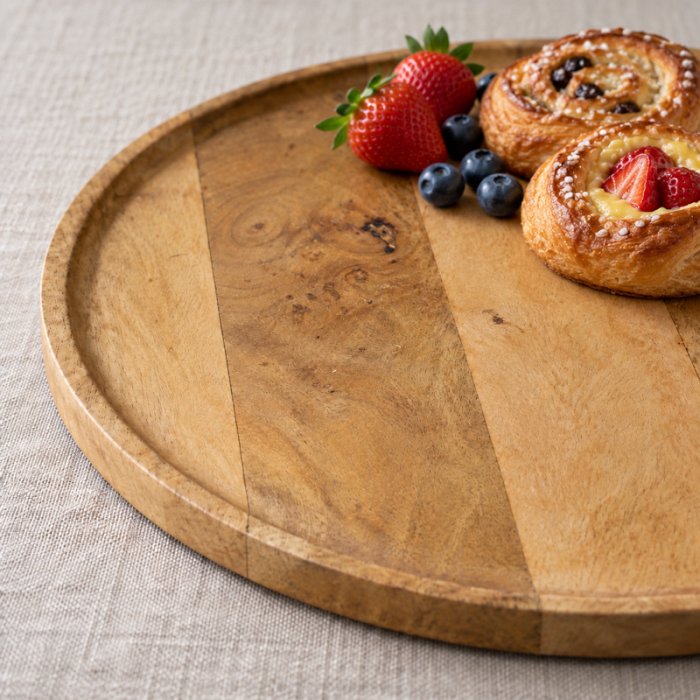 Round serving platter in mango wood – close-up