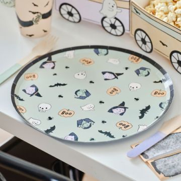 Paper plates featuring cozy Halloween designs 8x - Ø 22 cm