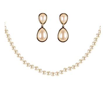 50's jewellery set with a white pearl necklace and pearl earrings